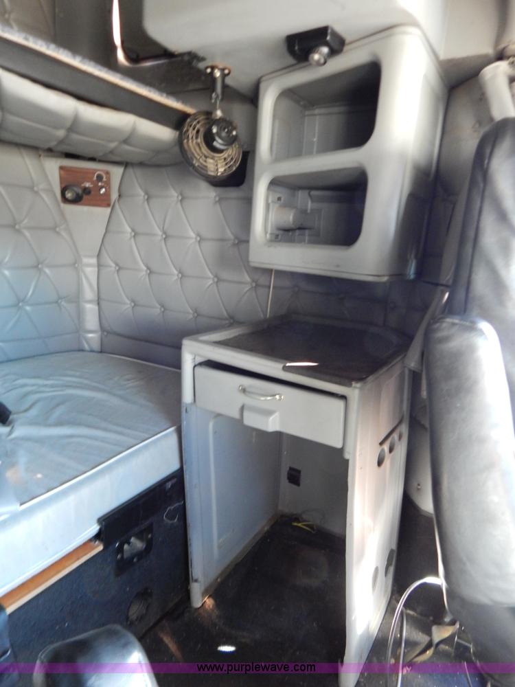 image for item H3996 2000 Freightliner FLD Classic XL semi truck