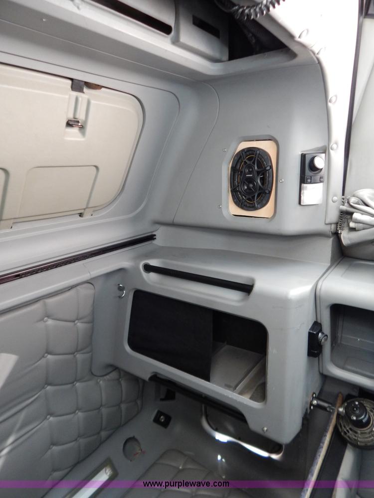 image for item H3996 2000 Freightliner FLD Classic XL semi truck