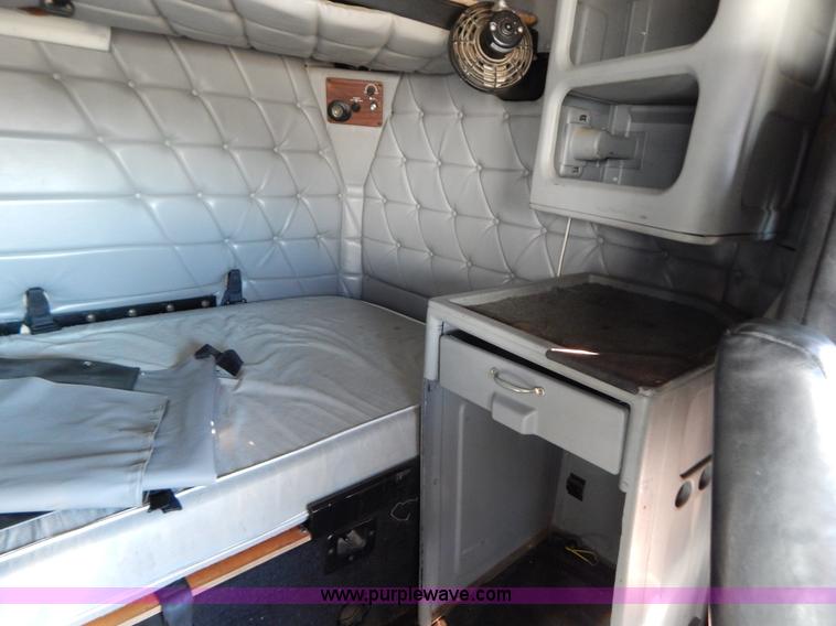 image for item H3996 2000 Freightliner FLD Classic XL semi truck