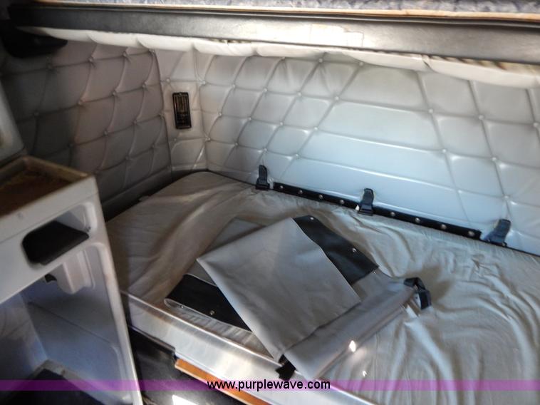 image for item H3996 2000 Freightliner FLD Classic XL semi truck