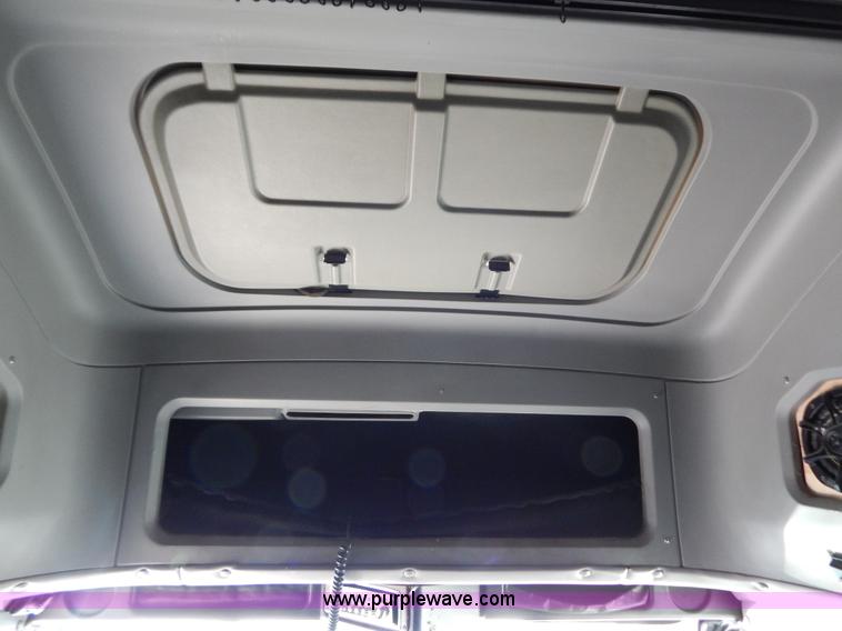 image for item H3996 2000 Freightliner FLD Classic XL semi truck