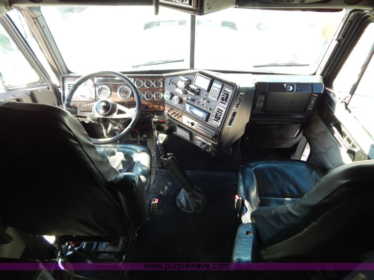 image for item H3996 2000 Freightliner FLD Classic XL semi truck