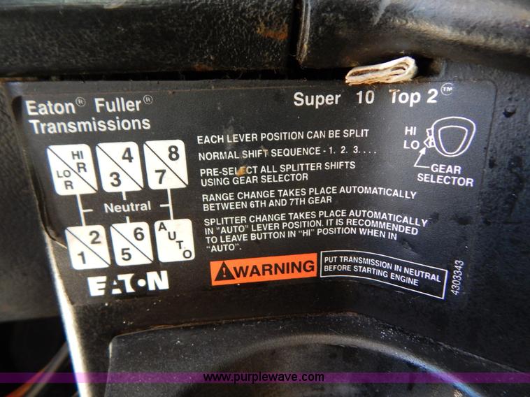 image for item H3996 2000 Freightliner FLD Classic XL semi truck