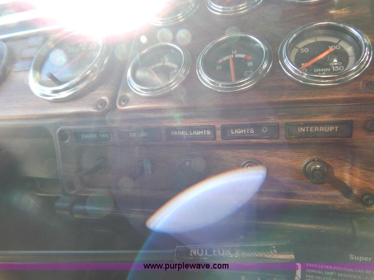 image for item H3996 2000 Freightliner FLD Classic XL semi truck