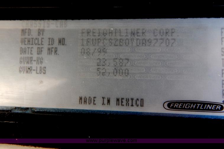 image for item H3996 2000 Freightliner FLD Classic XL semi truck