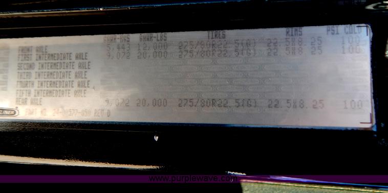 image for item H3996 2000 Freightliner FLD Classic XL semi truck