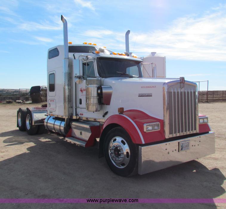 image for item H7272 2005 Kenworth W900 semi truck