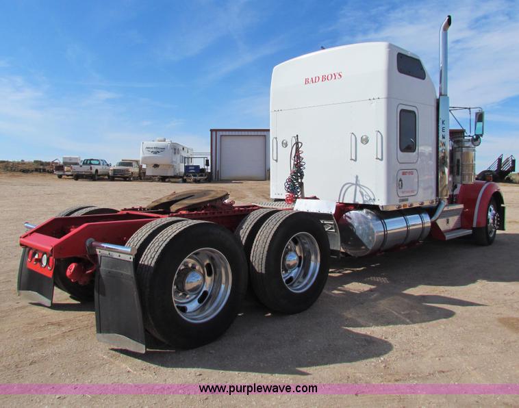 image for item H7272 2005 Kenworth W900 semi truck