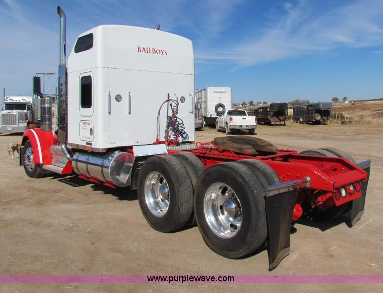 image for item H7272 2005 Kenworth W900 semi truck