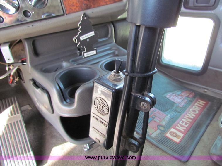 image for item H7272 2005 Kenworth W900 semi truck