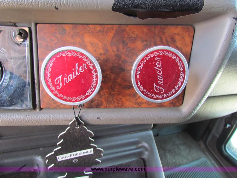 image for item H7272 2005 Kenworth W900 semi truck