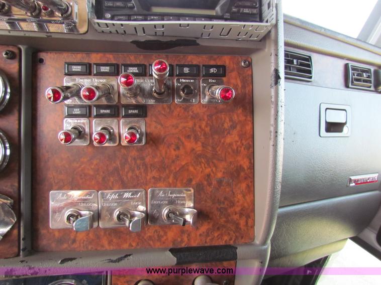 image for item H7272 2005 Kenworth W900 semi truck