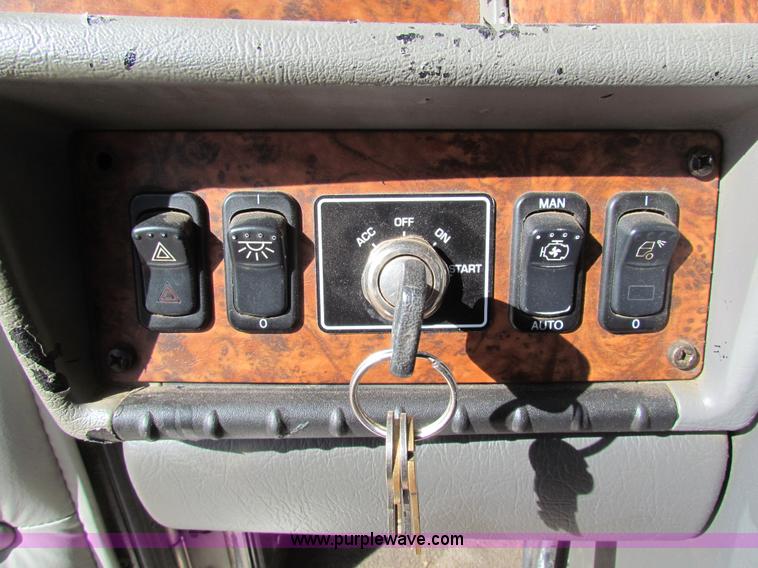 image for item H7272 2005 Kenworth W900 semi truck