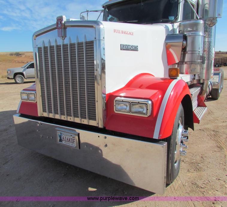 image for item H7272 2005 Kenworth W900 semi truck