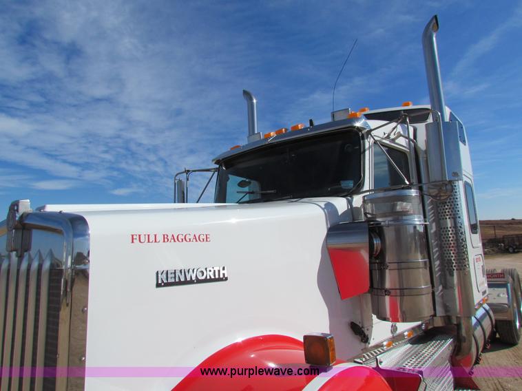 image for item H7272 2005 Kenworth W900 semi truck