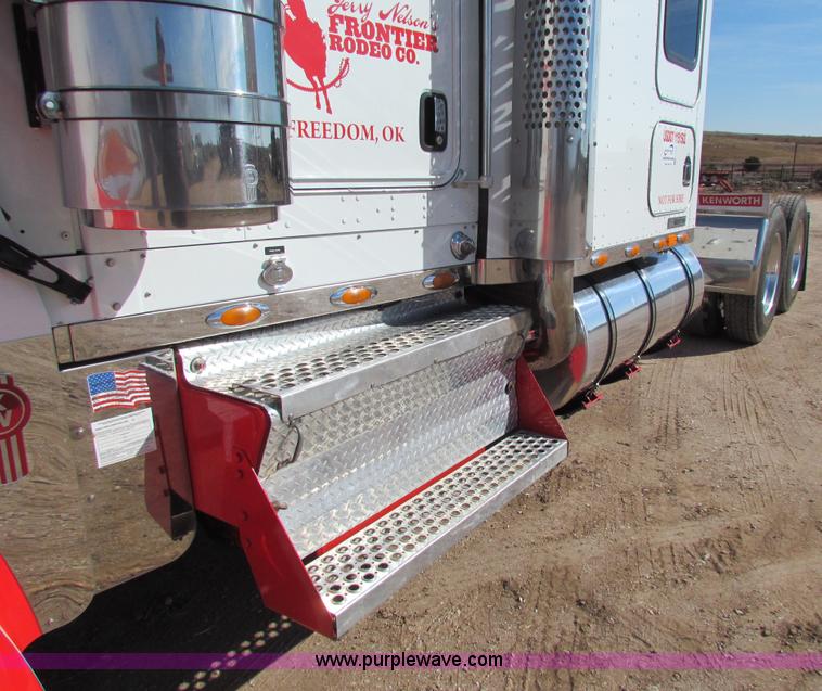 image for item H7272 2005 Kenworth W900 semi truck
