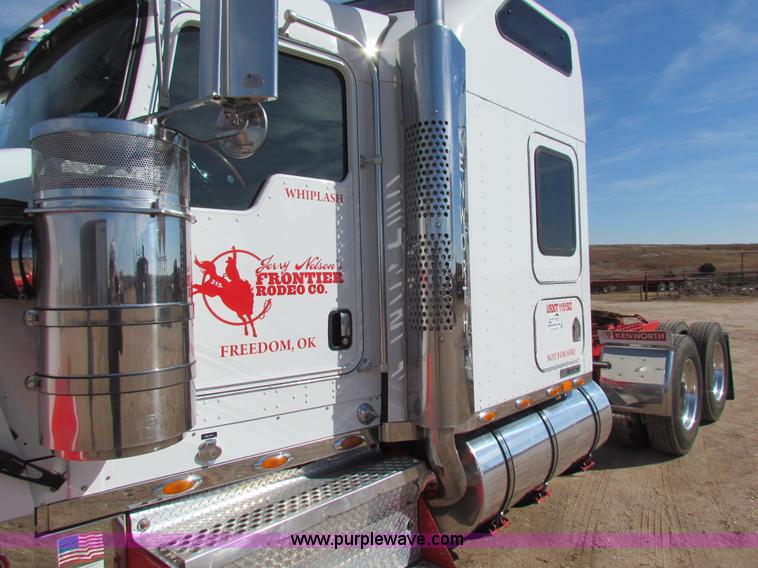 image for item H7272 2005 Kenworth W900 semi truck