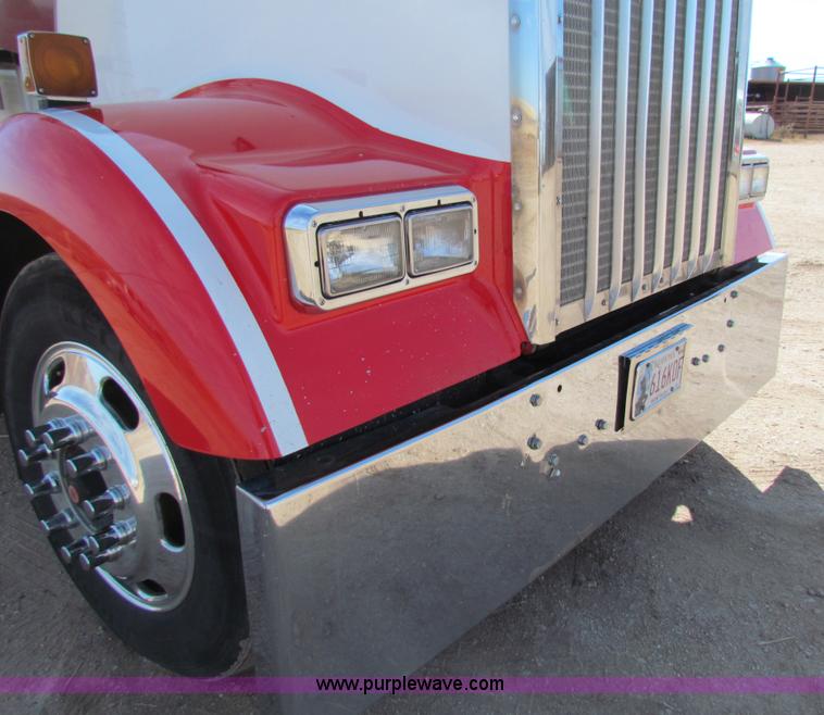 image for item H7272 2005 Kenworth W900 semi truck