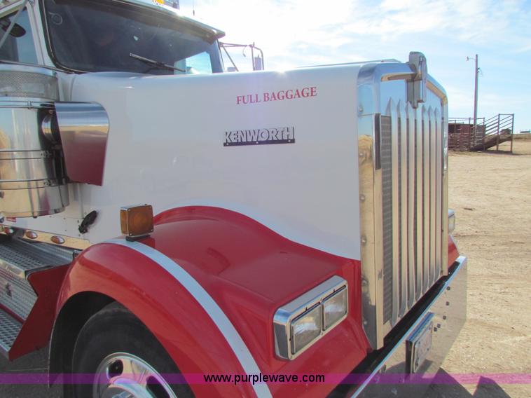 image for item H7272 2005 Kenworth W900 semi truck