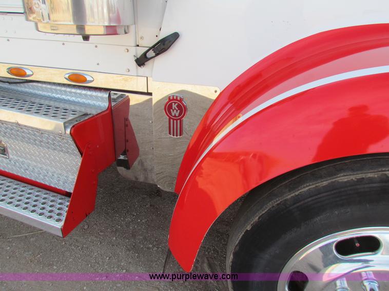 image for item H7272 2005 Kenworth W900 semi truck