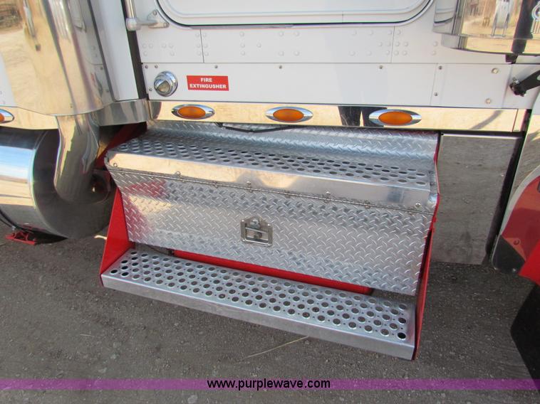 image for item H7272 2005 Kenworth W900 semi truck