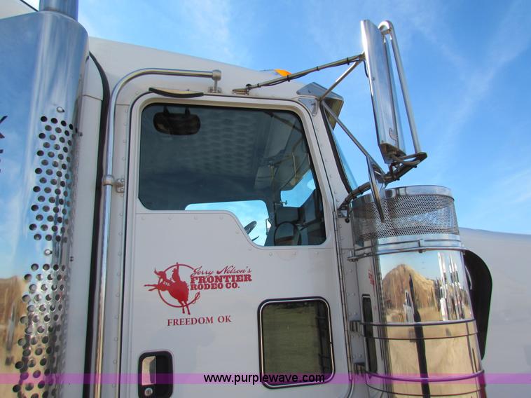 image for item H7272 2005 Kenworth W900 semi truck