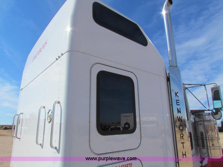 image for item H7272 2005 Kenworth W900 semi truck