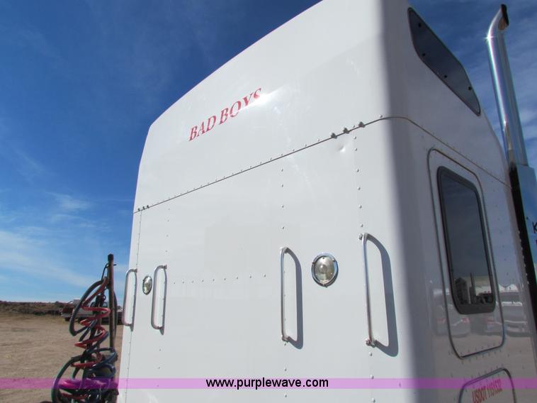 image for item H7272 2005 Kenworth W900 semi truck