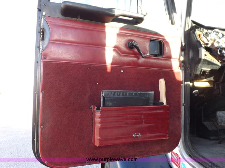 image for item I8251 2000 Peterbilt 378 semi truck