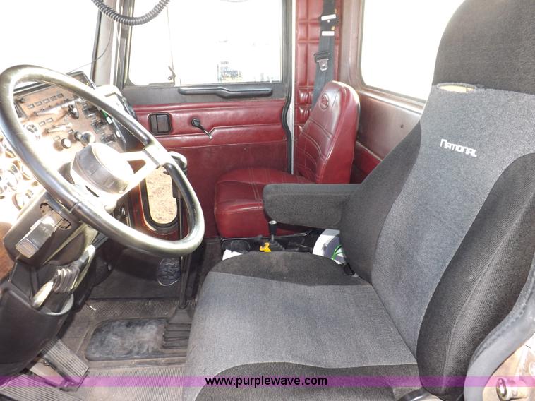 image for item I8251 2000 Peterbilt 378 semi truck