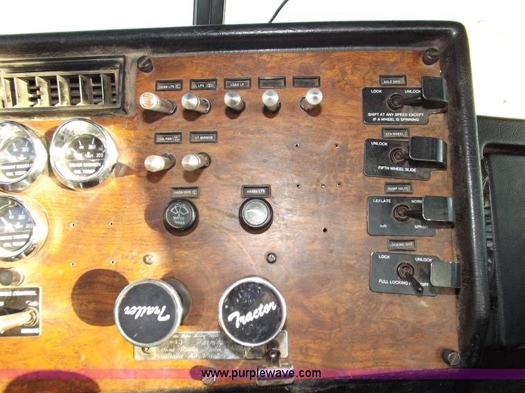 image for item I8251 2000 Peterbilt 378 semi truck