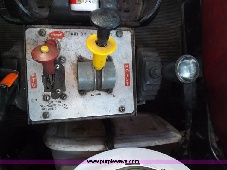 image for item I8251 2000 Peterbilt 378 semi truck