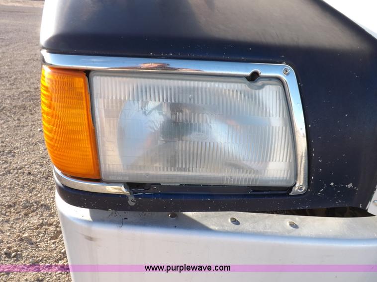 image for item I8251 2000 Peterbilt 378 semi truck