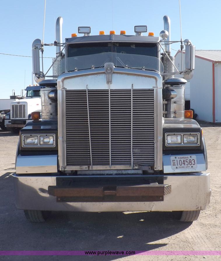 image for item I8252 1985 Kenworth W900 semi truck