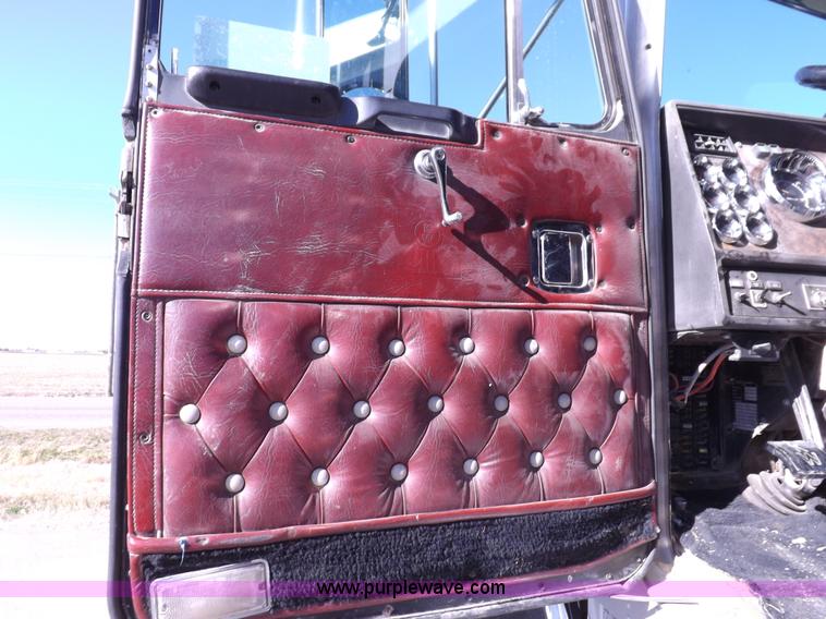 image for item I8252 1985 Kenworth W900 semi truck