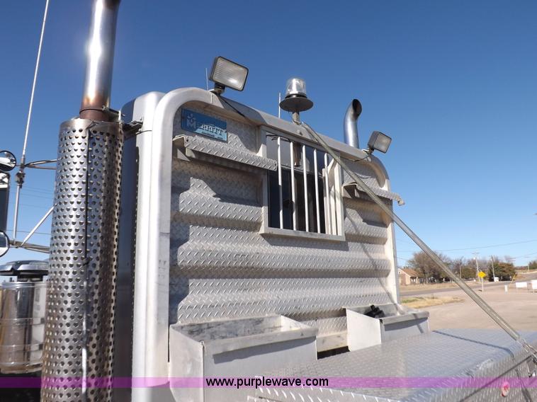 image for item I8252 1985 Kenworth W900 semi truck