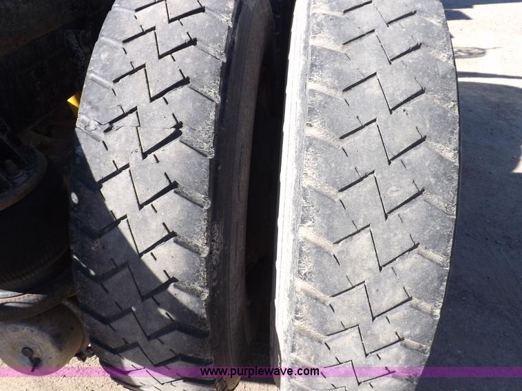 image for item I8252 1985 Kenworth W900 semi truck