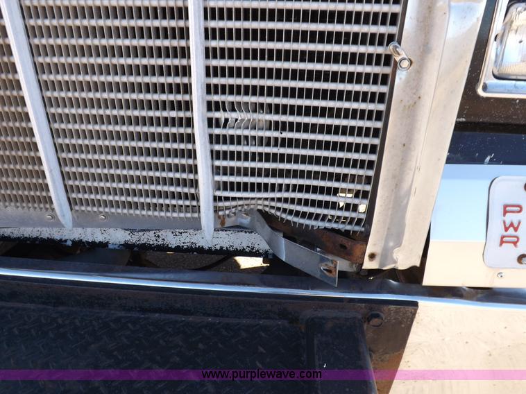 image for item I8252 1985 Kenworth W900 semi truck