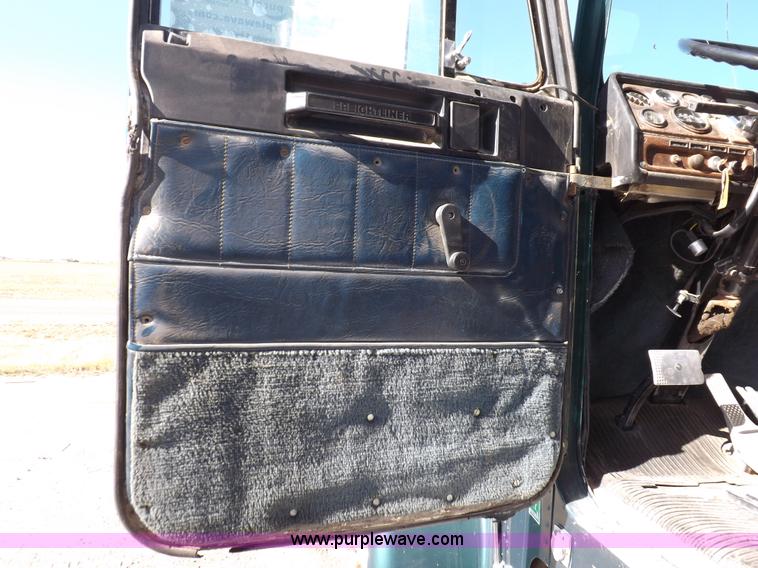 image for item I8253 1986 Freightliner FLC-64T semi truck