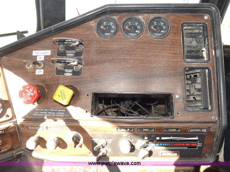 image for item I8253 1986 Freightliner FLC-64T semi truck