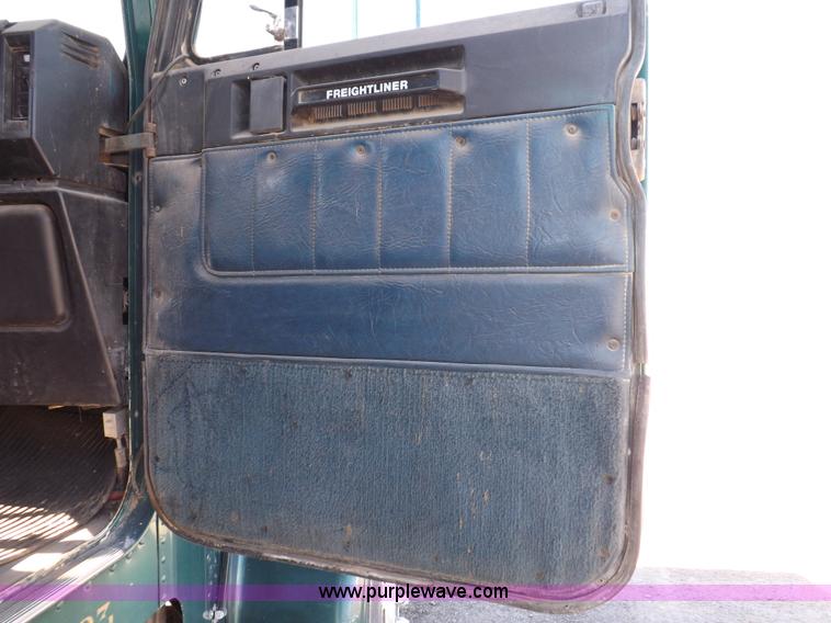 image for item I8253 1986 Freightliner FLC-64T semi truck