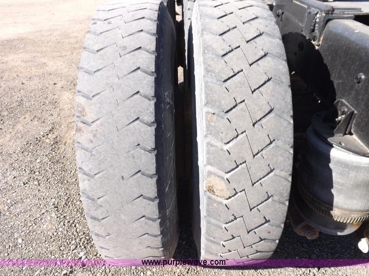 image for item I8253 1986 Freightliner FLC-64T semi truck