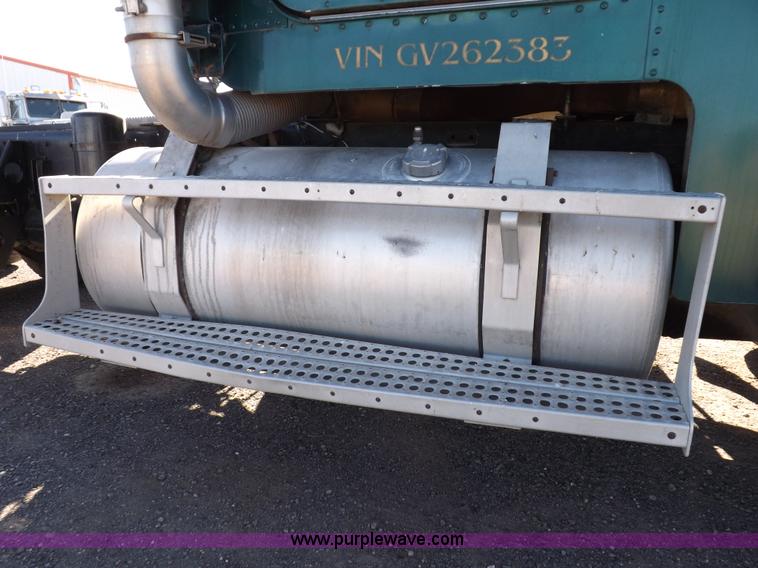 image for item I8253 1986 Freightliner FLC-64T semi truck