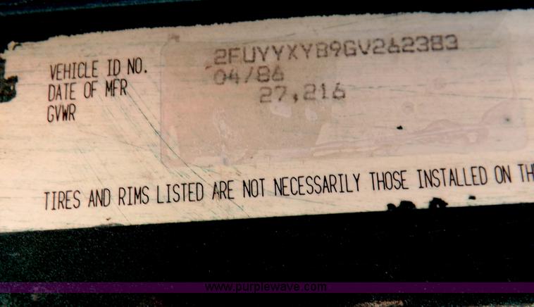 image for item I8253 1986 Freightliner FLC-64T semi truck