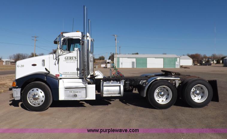 image for item I8291 2000 Peterbilt 385 semi truck