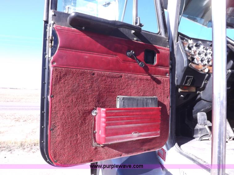 image for item I8291 2000 Peterbilt 385 semi truck