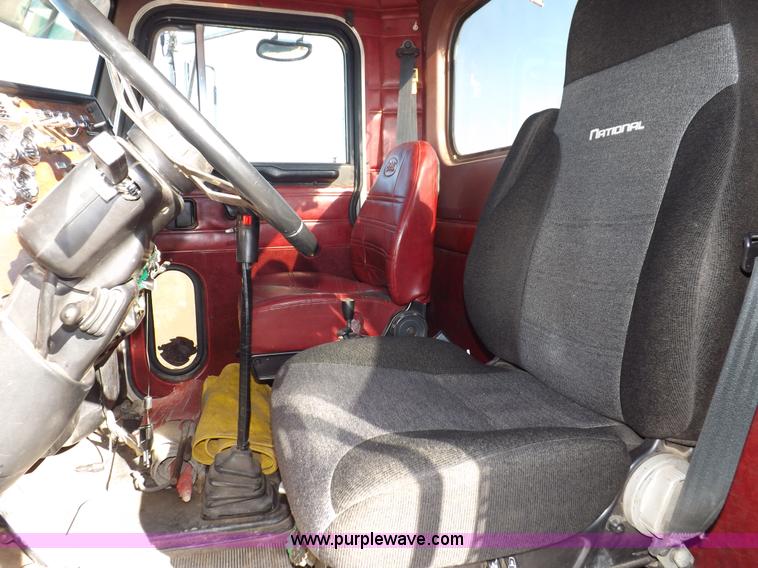 image for item I8291 2000 Peterbilt 385 semi truck