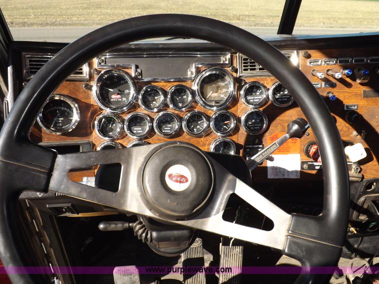 image for item I8291 2000 Peterbilt 385 semi truck