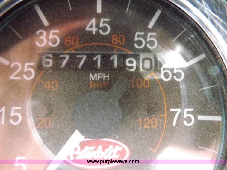 image for item I8291 2000 Peterbilt 385 semi truck