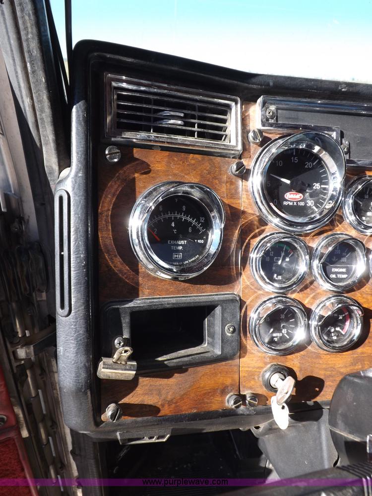 image for item I8291 2000 Peterbilt 385 semi truck